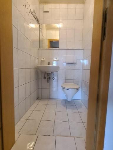 SOFORT BEZUGSFREI! Sehr geräumige lichtdurchflutete 4-Zi- Maisonette-Wohnung inkl. Balkon, Carport – Gäste-WC
