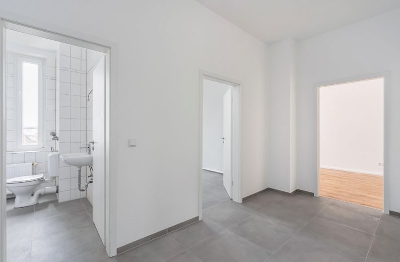 Leben in einer renovierten 3-Zimmer Wohnung mit Balkon – Flur