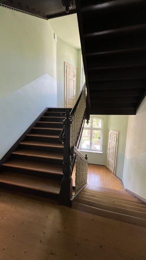 Appartement rénové dans un immeuble ancien avec balcon – calme et central à Gohlis – Treppenhaus 