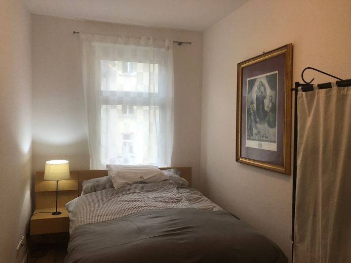 Studenten, Pendler aufgepasst! 2 Zi Möbliertes Apt. 60qm zu vermieten. – Schlafzimmerbeispiel