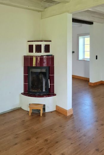 Casa di campagna con tetto di paglia in posizione assolutamente isolata – EG Kamin im Wohnzimmer