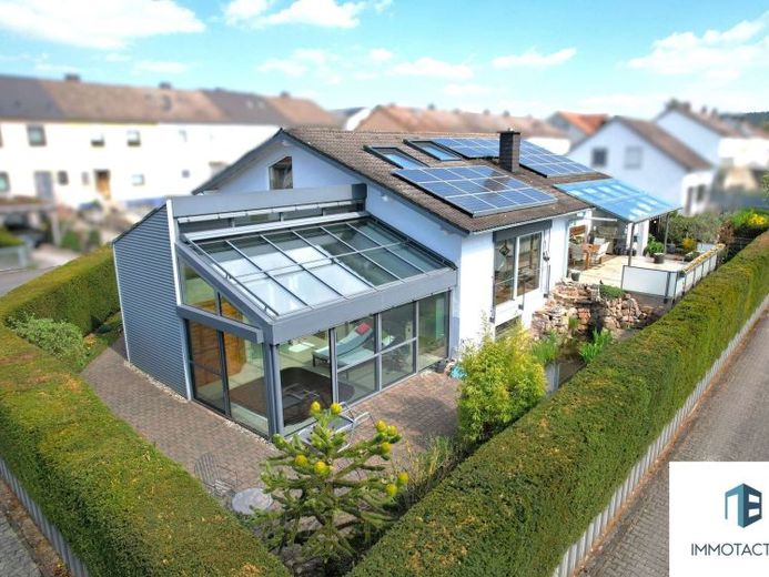 Exklusives Einfamilienhaus mit Wellnessbereich, PV-Anlage, großer Terrasse mit Teich & Doppelgarage – Foto 1