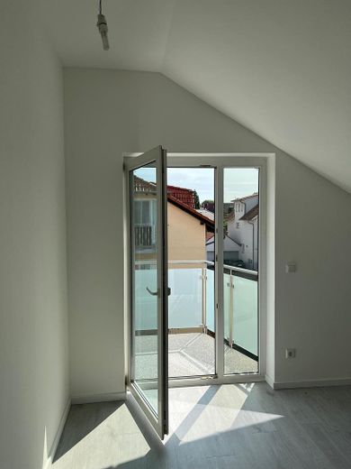MODERNE 3-ZIMMER-DACHGESCHOSSWOHNUNG MIT BALKON, LOGGIA & EINBAUKÜCHE IN KARBEN – Photo 5