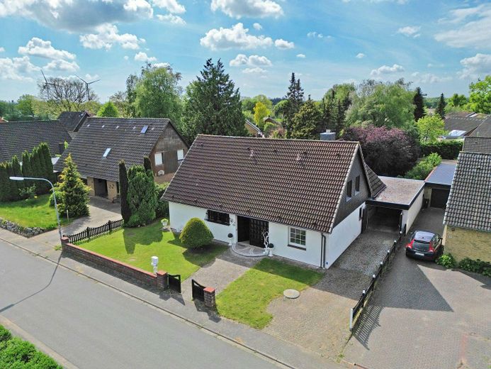 Haus im Grünen – Luftaufnahme Straßenseite