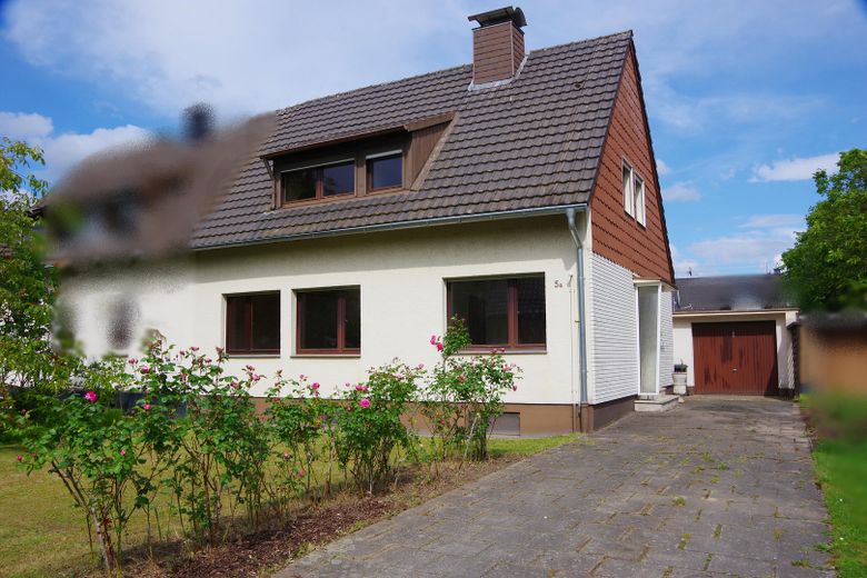 Vorderansicht mit Einfahrt