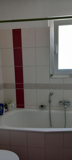 Badezimmer mit Fenster