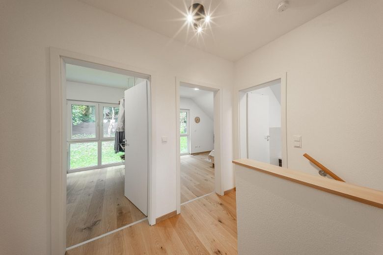 Neuwertiges KfW-55-Einfamilienhaus mit Wintergarten, Weitblick und großem Garten – provisionsfrei – Diele OG