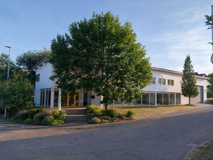 Wohnen & Arbeiten unter einem Dach – 479 m², 2 Wohnungen, Büros + Halle und Garten – Wohn- und Geschäftshaus