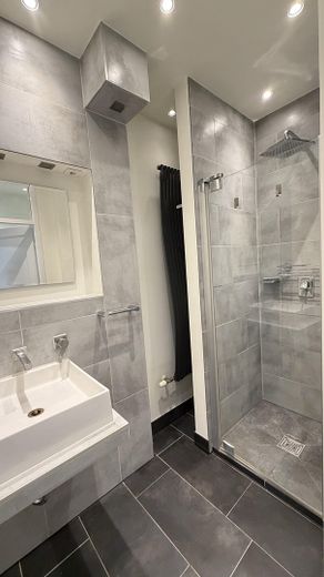 Bezugsfreie 1,5-Zimmer-Wohnung mit traumhaftem Spreeblick – ruhig, zentral und modernisiert – Dusche | Bad