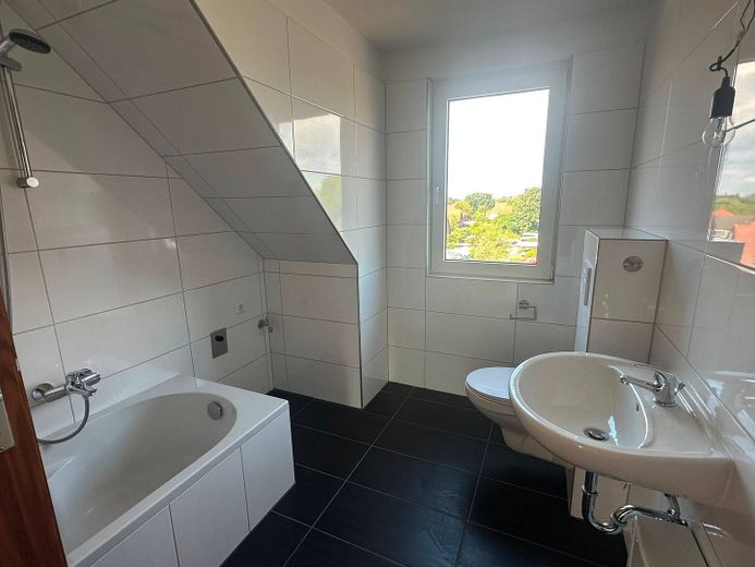 Renovierte 3-Zimmer-Dachgeschosswohnung mit BALKON und EBK – Ansicht I: Badezimmer