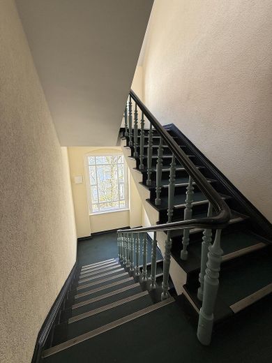 Sonnige Maisonette im Komponistenviertel – 2 Balkone, Südausrichtung & ruhige Lage im Grünen – Treppenhaus