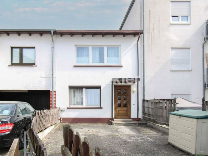 Gestalten statt Kompromisse – Reihenmittelhaus mit viel Potenzial in Oberursel-Stierstadt – Foto 1