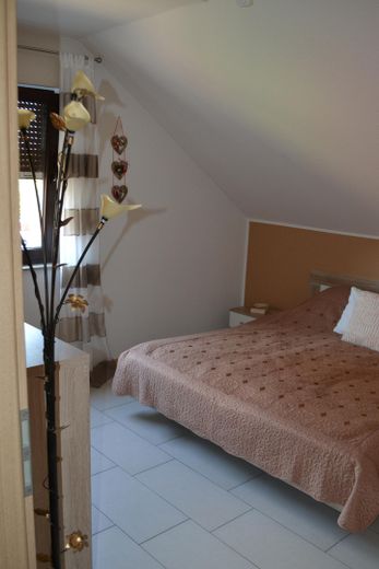 Doppelhaushälfte / Mehrgenerationenhaus / Mehrfamilienhaus / Haus – DG Schlafzimmer