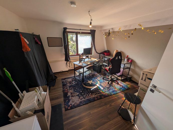 Casa bifamiliare centrale, ampio giardino consolidato, garage doppio, impianto fotovoltaico, senza provvigione – Zweites Kinderzimmer 1 OG