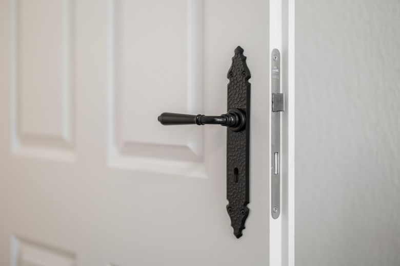 *Wohntraum: 2-R Altbau in Leipzig Stötteritz | Provisionsfrei | 4% Rendite + 4,25% AfA* – Türbeschläge