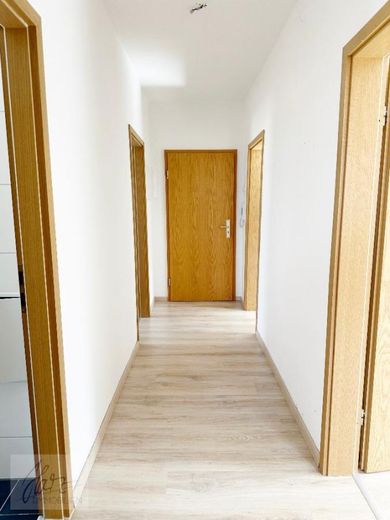 ***WOHNEN IM GRÜNEN*** - Komfortabel, ruhig und familienfreundlich... 3-Raumwohnung mit Tageslichtbad und opionaler Einbauküche ab sofort zu vermieten – Flurbereich mit Blick Richtung Wohnungseingangstür