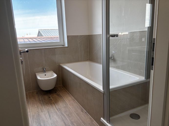 Ist Ihr Büro zu heiß?  Das 115m2 TRAUMBÜRO ist so gut isoliert, dass Sie keine Klima brauchen – Vollbad mit Badewanne + Dusche