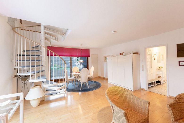 2-Zimmer-Idylle mit Balkon - nur 2 km zum Strandtraum! – Wohnzimmer