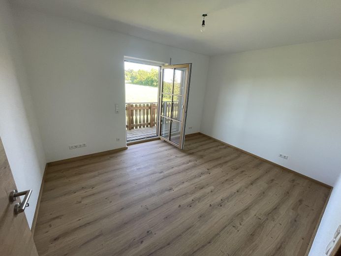Appartamento con 4 locali al 1° piano, giardino e terrazza, nuova costruzione di 103 m2 a Fridolfing, canone di locazione senza spese 1150€ – Balkon Zimmer 1