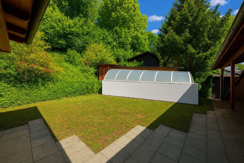 Pflegeleichter, uneinsehbarer Garten mit Schwimmbad für viele Sonnenstunden