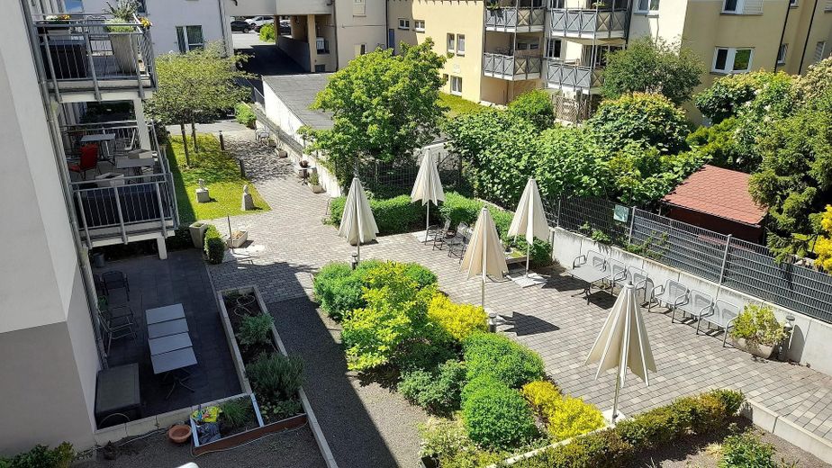 2 appartamenti per anziani in un edificio di prestigio, affittati a lungo termine, il vostro investimento con futuro - prezzo trattabile – Blick in den ruhigen Innenhof