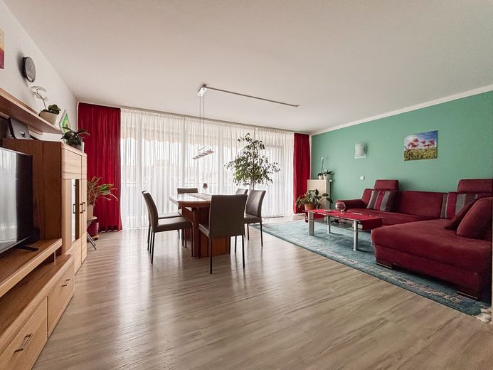 Modernes Wohnen nahe dem Rhein: Barrierefreie 3-Zimmer-Wohnung mit Balkon &amp; Tiefgaragenstellplatz – Wohnzimmer