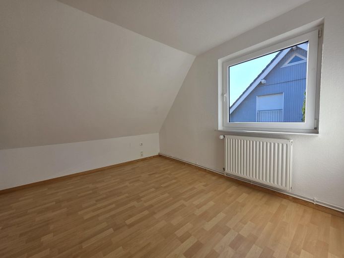 Charmante Haushälfte in guter Lage mit Garten – einzugsbereit, ohne Provision. – Zimmer 1 (Obergeschoss)