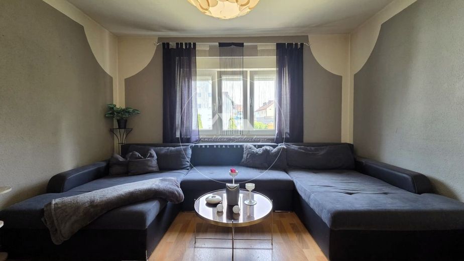 Interessantes Anlageobjekt in gepflegtem Dreifamilienhaus – Wohnzimmer 2