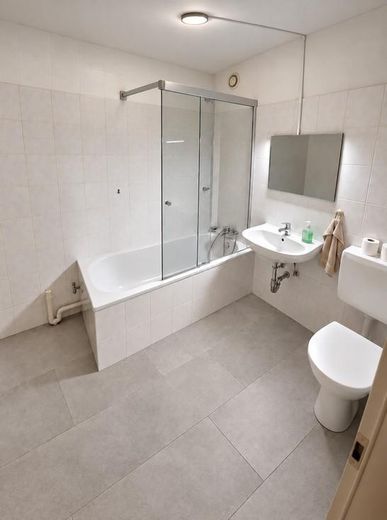 Modernes Wohnen | hell, barrierearm & mit großzügigem Balkon – Badezimmer | Duschbadewanne