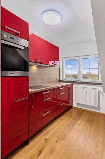 Renovierte 5-Zimmer-Dachgeschosswohnung mit Balkon, Garage und Effizienzklasse A+ – provisionsfrei – Küchenzeile mit Backofen
