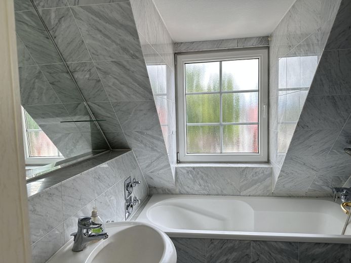Appartement mansardé à Falkensee – Bad mit Badewanne und Urinal