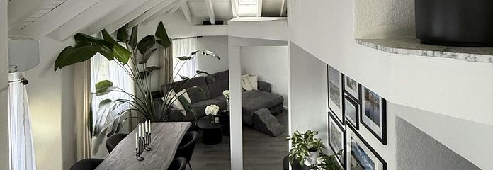 Abitare con carattere – moderna maisonette con un’architettura del tetto impressionante, giardino e piscina