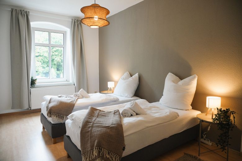 Schlafzimmer 2 / Bedroom 2