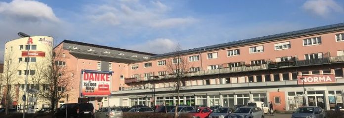 Laden direkt neben Eingang von NORMA-Discounter