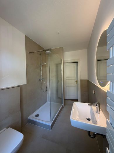 Appartement rénové dans un immeuble ancien avec balcon – calme et central à Gohlis – Badezimmer