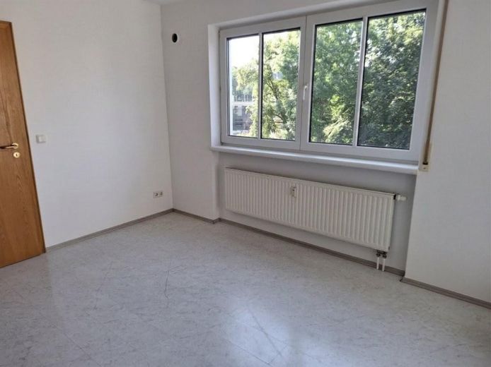„Your morning coffee with river view – 3 rooms, loggia & unobstructed water location in Leipzig Plagwitz“ – Küche mit Flussblick