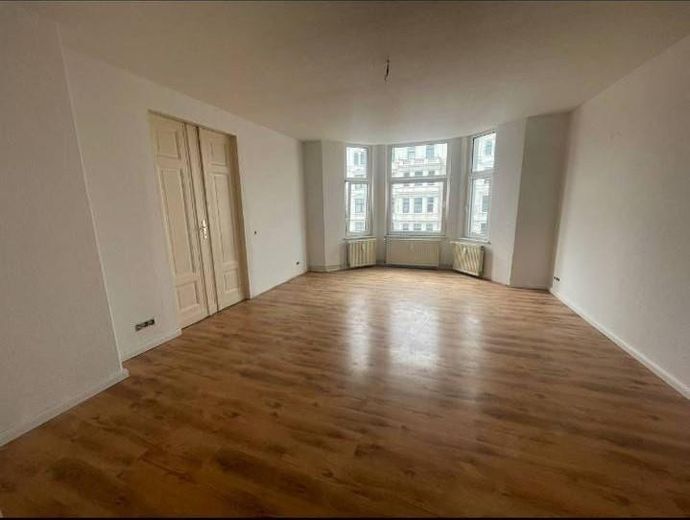 Großzügige 2 Zi WG-wohnung, große Wohn-EBK-Küche, zentrumsnah, sehr hell – Erkerzimmer inkl. Druchgang zu