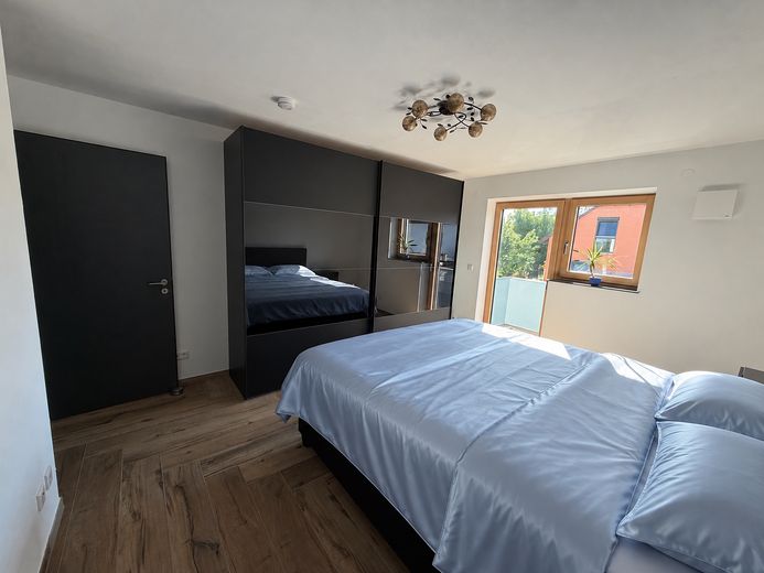 Hochwertige Neubauwohnung mit großzügiger Galerie in ZFH (möbliert) – Schlafzimmer