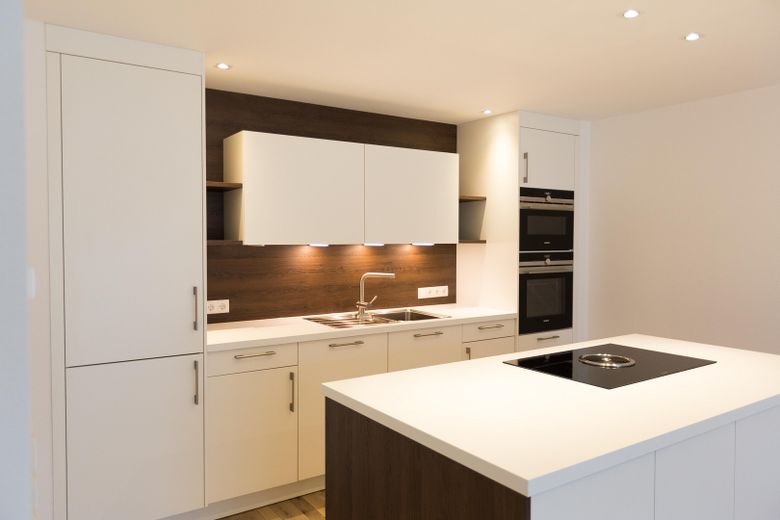 Exklusive 3-Zimmer-Wohnung in Bad Vilbel (2016), 105 m², Balkon, 2 TG-Plätze mit Wallbox – Küchenblock