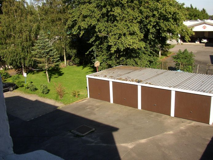 Zentrale 4 Zi Wohlfühlwohnung in Hohenlockstedt – Blick auf die Garagen