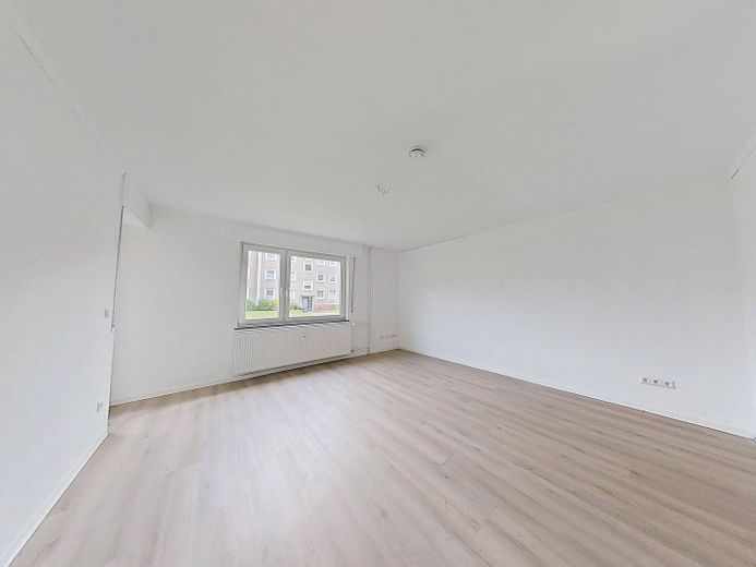 ERSTBEZUG NACH SANIERUNG: Lichtdurchflutete 3-Zimmer-Wohnung mit Terrasse – Ansicht II: Wohnzimmer