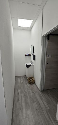 Mit Klimaanlage: Praxis, Gewerbefläche, Physio, Beautysalon, Büro – Waschbecken