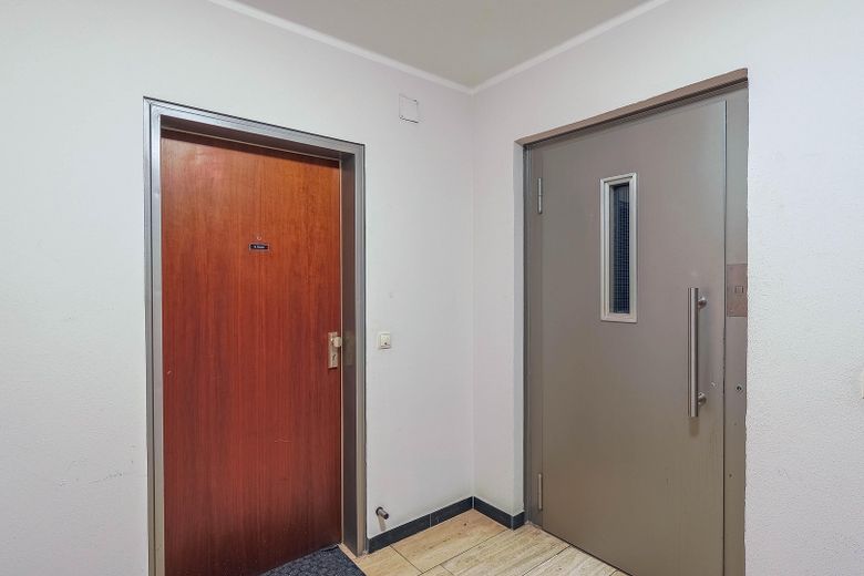 Commission-free & immediately available! 3-room apartment with loggia near Ostpark! – Wohnungseingangstür und Aufzug