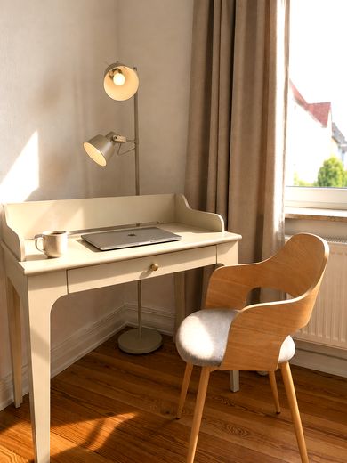 HAVRO HOMES I Sahile yakın yaşayın I Kiel’de dönemsel kiralık şık tarihi bina dairesi – Arbeitsplatz Schlafzimmer 1