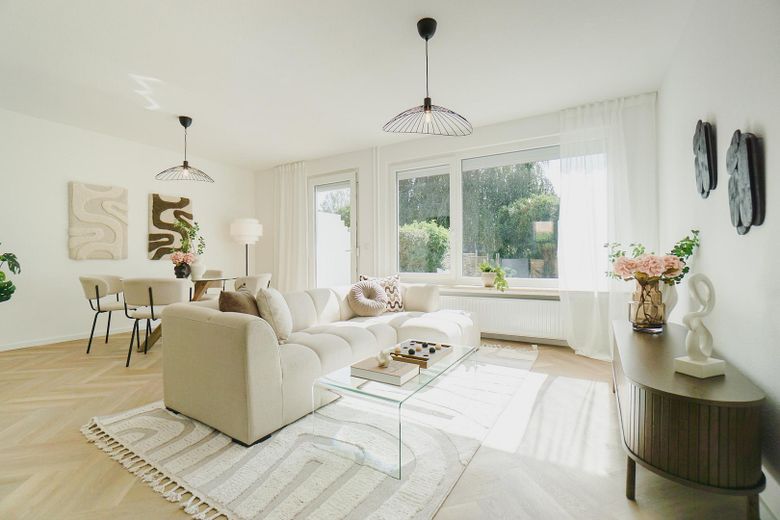 *Einziehen und wohlfühlen* - Ihr stilvoll renoviertes energieeffizientes Reihenhaus in WF – Wohnzimmer