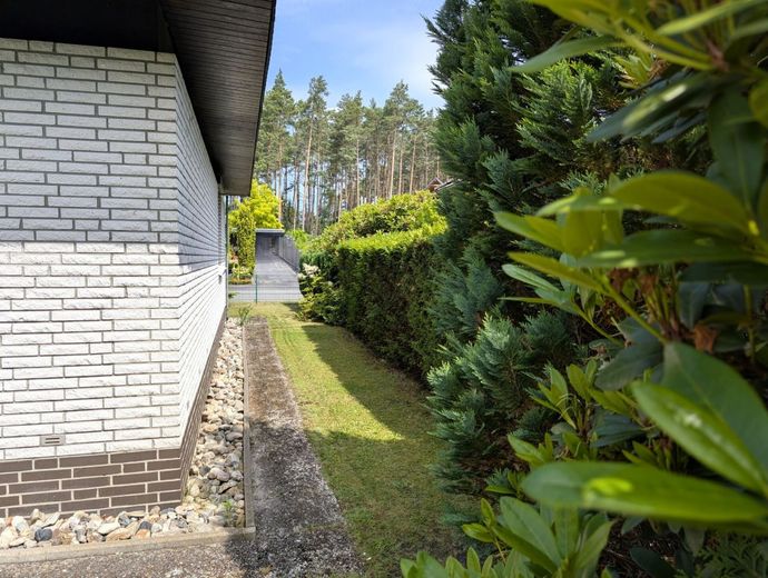Wohnen auf einer Ebene - Ruhe, Natur und Privatsphäre – Hausansicht von der Straßenseite