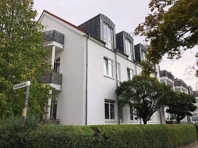 Bel appartement de 2 pièces avec balcon à Maintal-Dörnigheim – 890 € charges comprises – Außenansicht des Gebäudes 