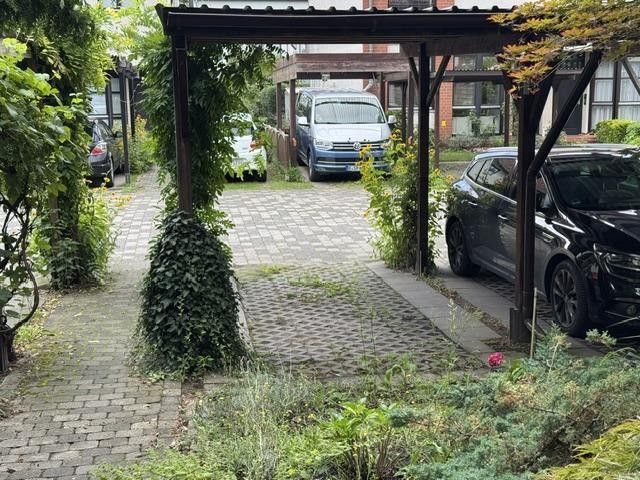 Ruhiges, lichtdurchflutetes Reihenhaus in Rudow – Carport