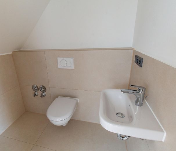 PROVISIONSFREI - Traumhafte Galerie-Wohnung im Erstbezug am Dorfplatz von Augsburg-Inningen – WC OG