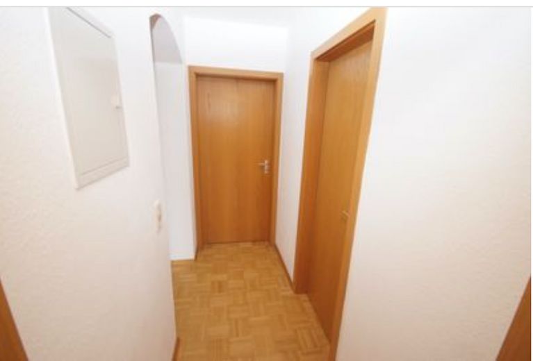 Wohnen in Überlingen: Großzügige 3-Zimmer-Oase mit Balkon, Aussicht & 2 Stellplätzen – Flur 
